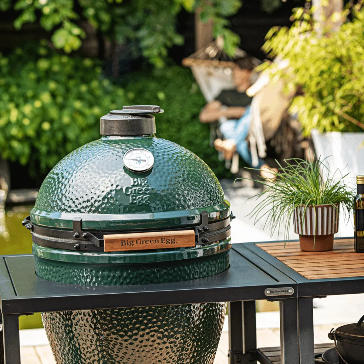 Big Green Egg Medium Ceramic Kamado Grill in a Modular Nest Package