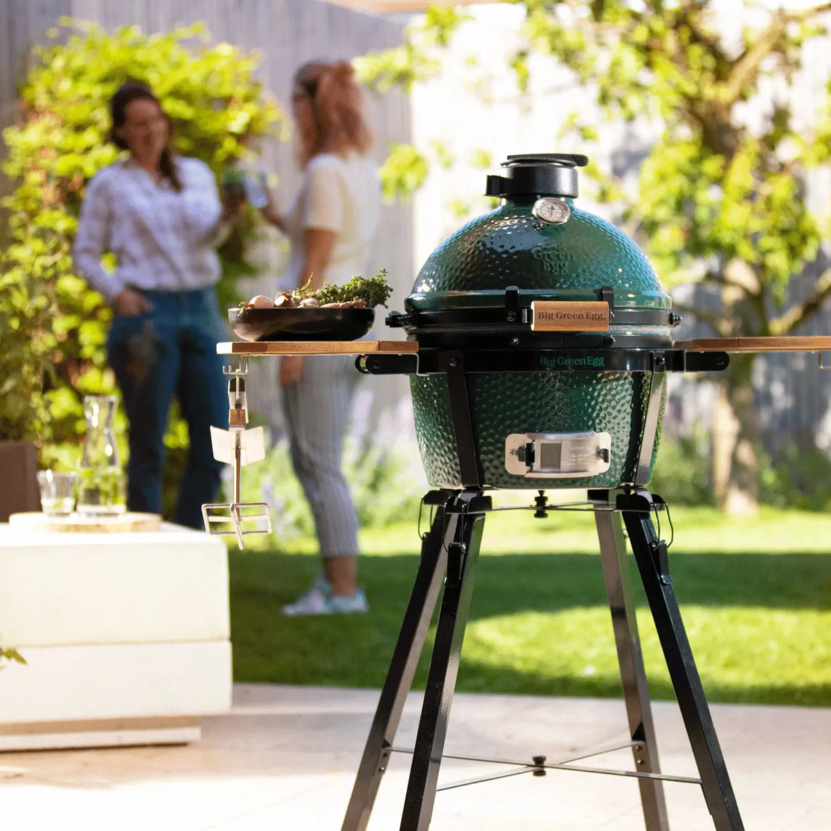 Big Green Egg MiniMax Ceramic Kamado Grill with Nest and Acacia Mates Package