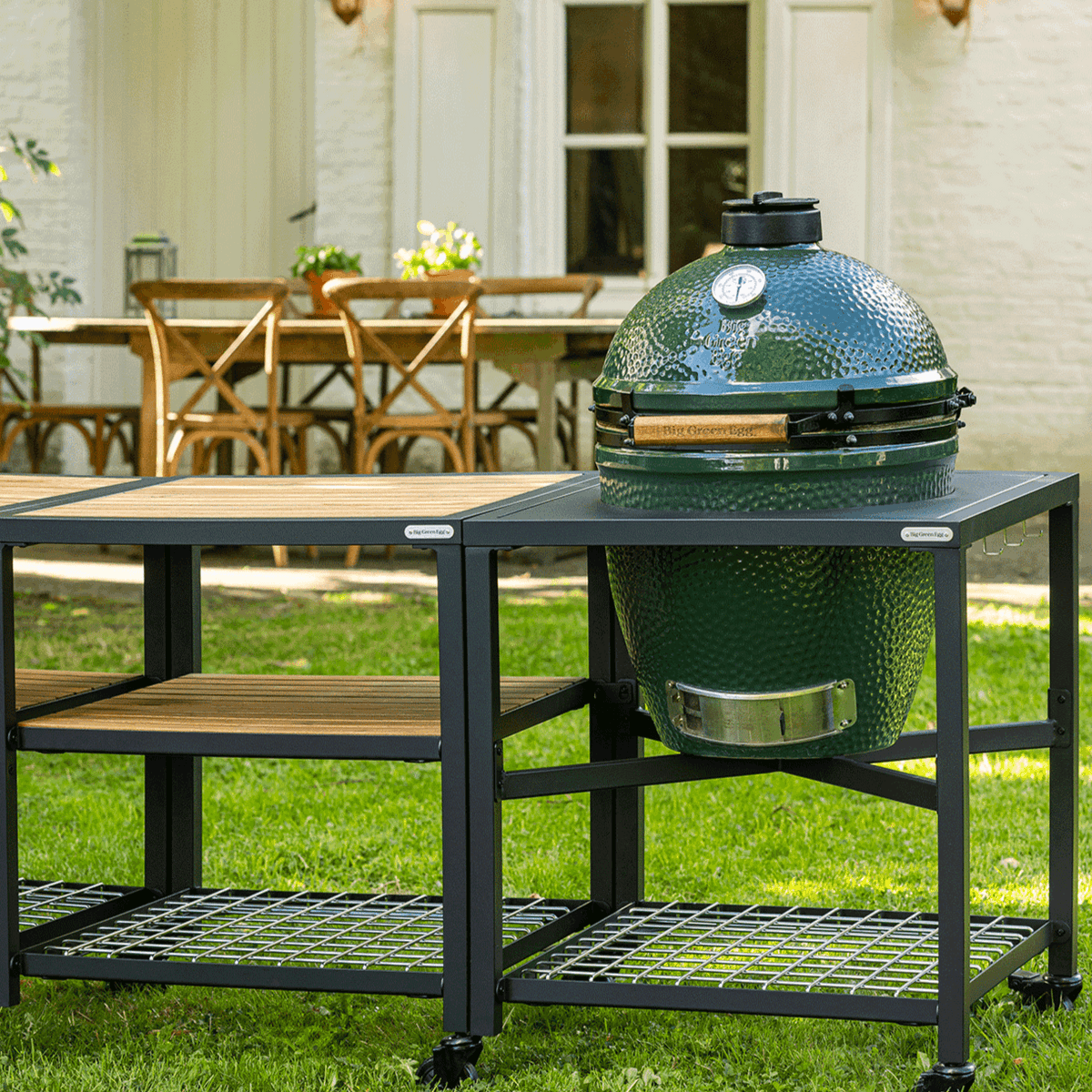 Big Green Egg Medium Ceramic Kamado Grill in a Modular Nest Package